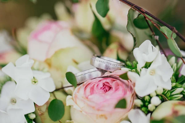 Wedding flowers bride rings — Stock Photo, Image