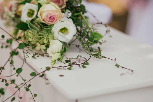 Bloemen bruid trouwringen — Stockfoto