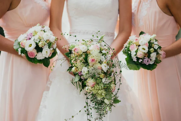 Flores do casamento anéis de noiva — Fotografia de Stock