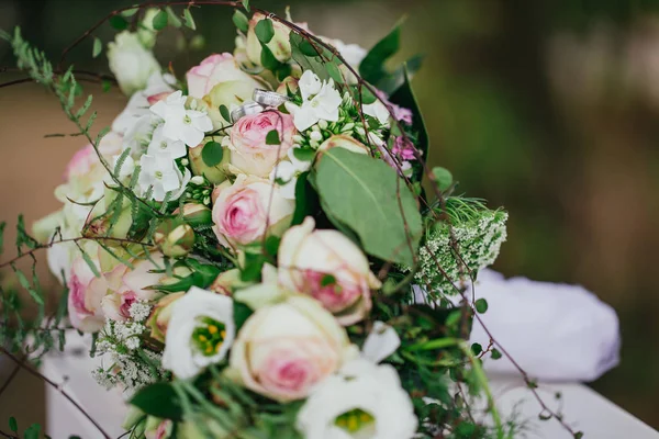 Flores do casamento anéis de noiva — Fotografia de Stock