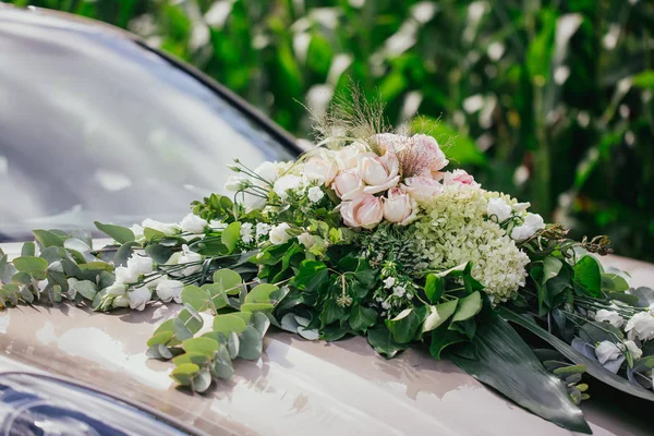 Boda flores novia coche —  Fotos de Stock