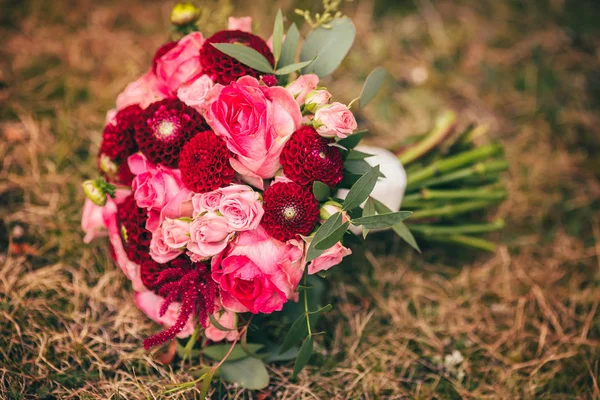 Blommor bröllop brud ringar — Stockfoto