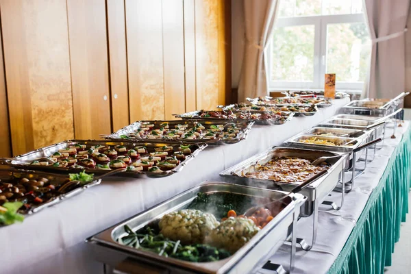 Buffet de comida de casamento de catering — Fotografia de Stock