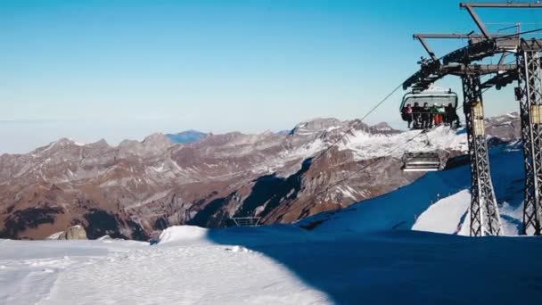Lift naar de berg titlis in Engelberg, Zwitserland — Stockvideo