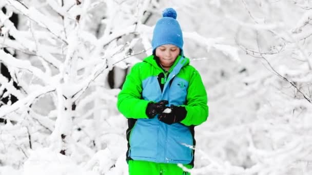 Invierno nieve chico divertido — Vídeo de stock