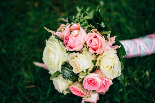 Blommor bröllop dekoration ringar — Stockfoto