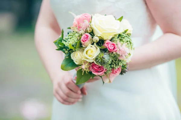 Flores boda decoración anillos —  Fotos de Stock