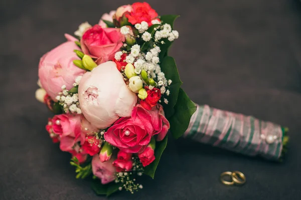 Fleurs mariage mariée mains — Photo