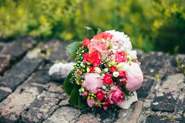 Bloemen bruiloft bruid handen — Stockfoto