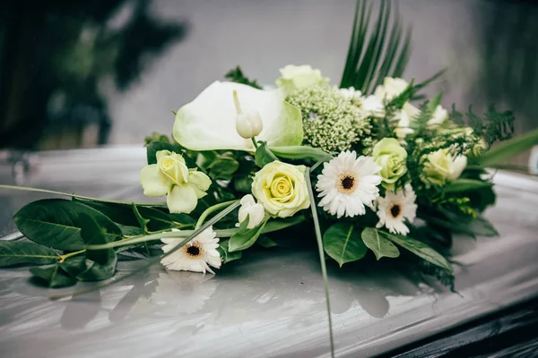 Kerk bloemen bruiloft bruid — Stockfoto