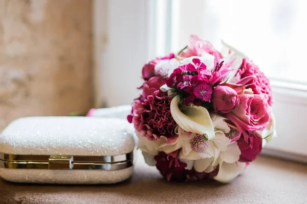 Trouwringen bruid bloemen — Stockfoto