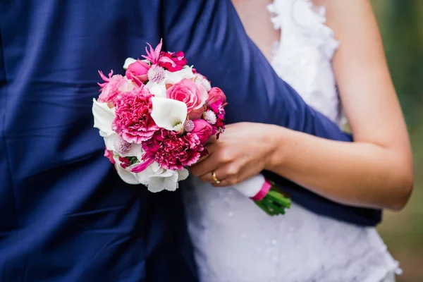 wedding bride flowers rings