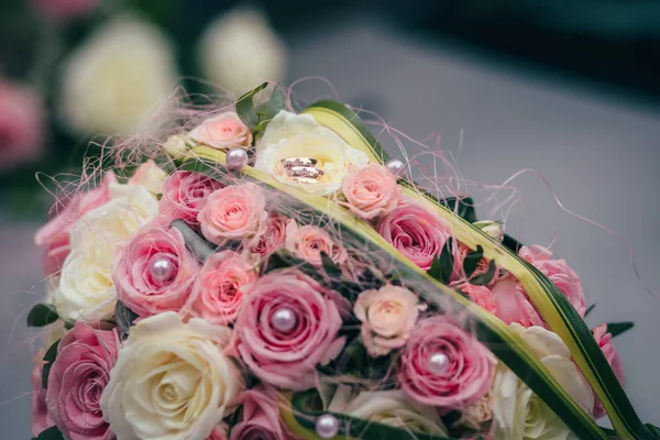 Flores do casamento anéis de noiva — Fotografia de Stock