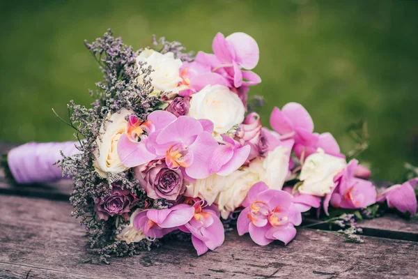 Esküvői virágok menyasszony gyűrűk — Stock Fotó