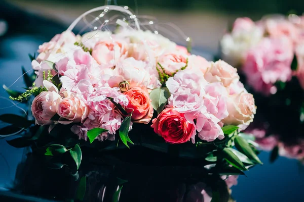 Décoration alliances fleurs de mariage — Photo