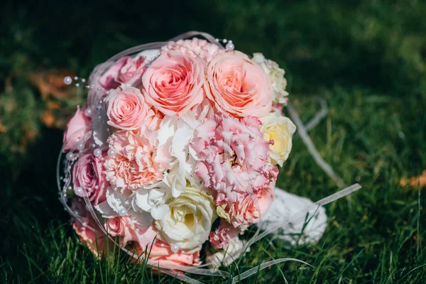 Decoração casamento flores anéis — Fotografia de Stock