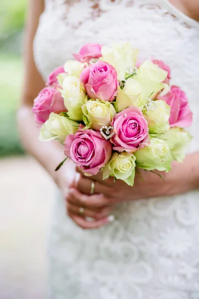 Flores boda novia anillos —  Fotos de Stock