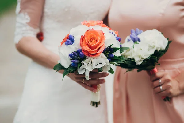 Blommor bröllop brud ringar — Stockfoto