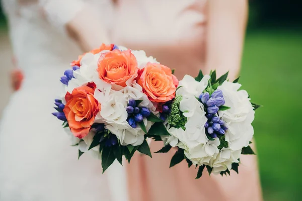 Gelin yüzük düğün çiçek — Stok fotoğraf