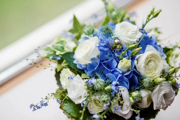 Květiny svatební nevěsta kroužky — Stock fotografie