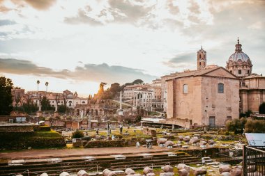 Roma, İtalya, februar 2015 yılında Roma Forumu gün batımında