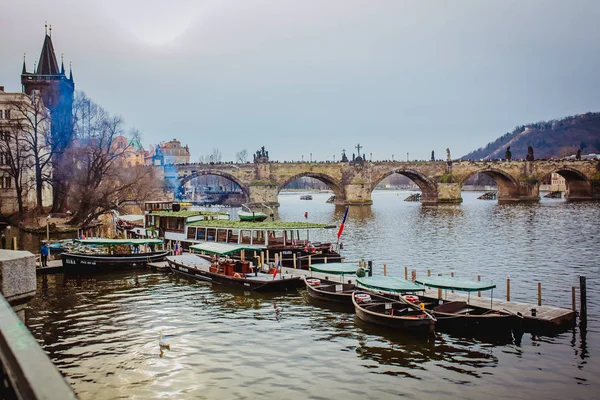 Prag, Charles Bridge, Tjeckien december 2014 — Stockfoto