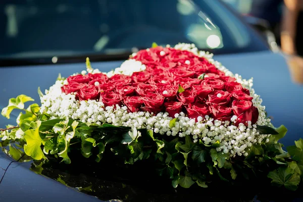 Fleurs alliances de mariée — Photo