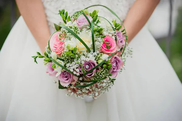 Flores anéis de noiva de casamento — Fotografia de Stock