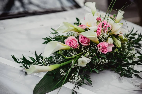 Bloemen bruiloft auto van de bruid — Stockfoto