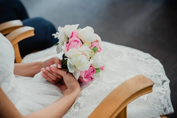 Blommor bröllop brud ringar — Stockfoto