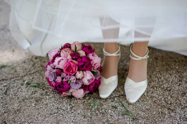 Bloemen bruiloft ringen van de bruid — Stockfoto