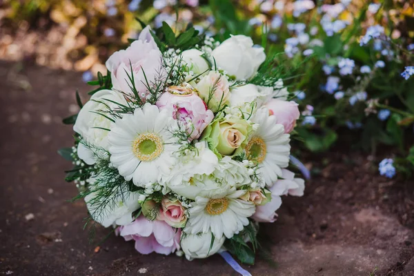 Flores anéis de noiva de casamento — Fotografia de Stock