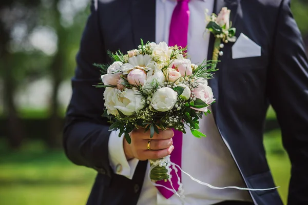 Květiny svatební nevěsta kroužky — Stock fotografie