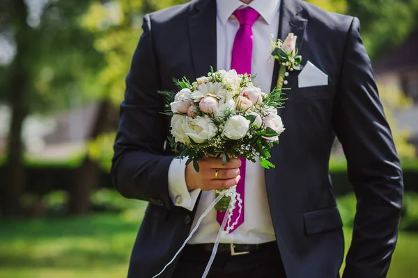 Λουλούδια γάμου Νύφη δαχτυλίδια — Φωτογραφία Αρχείου