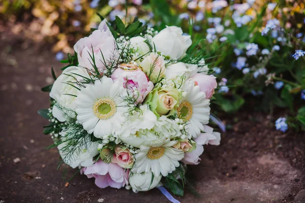 Fleurs alliances de mariée — Photo