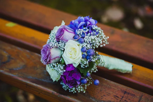 Bloemen bruiloft ringen van de bruid — Stockfoto