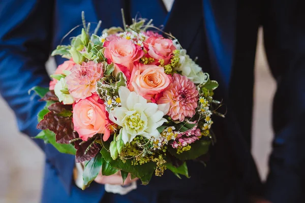 Flores anéis de noiva de casamento — Fotografia de Stock