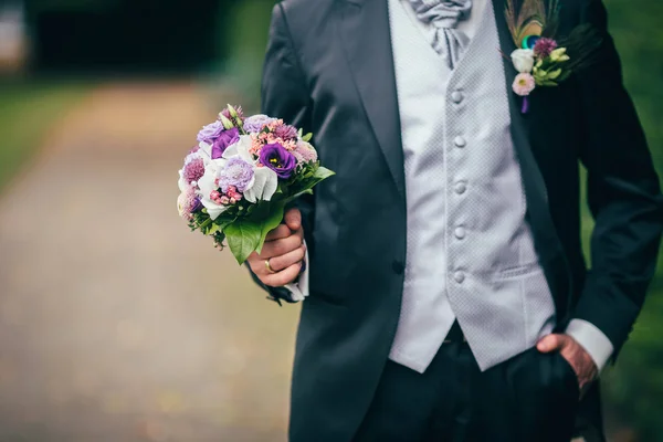 Květiny svatební prsteny ženicha — Stock fotografie