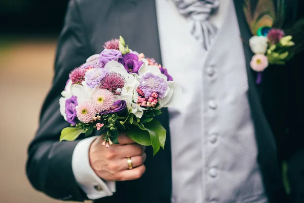 Blumen Trauringe Bräutigam — Stockfoto