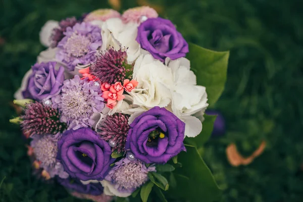 Fleurs alliances de mariée — Photo