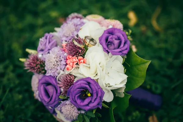 Bloemen bruiloft ringen van de bruid — Stockfoto