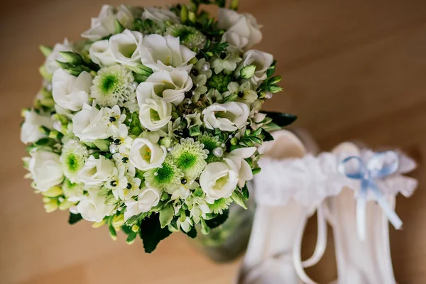 Flores casamento anéis buquê — Fotografia de Stock