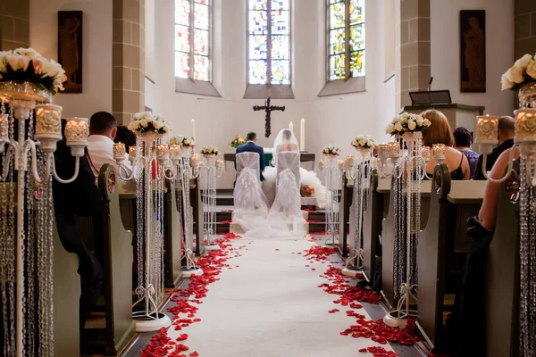 Ceremonia de boda en la iglesia —  Fotos de Stock