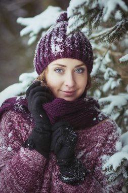 Güzellik kadını kış kar ormandaki 