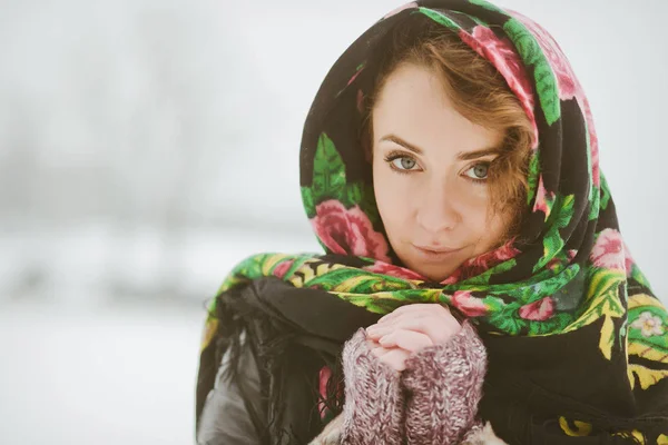 Schönheit Frau im Winter Schnee Wald — Stockfoto