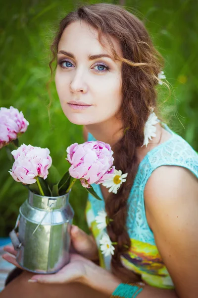 Mujer de belleza en el jardín de verano — Foto de Stock