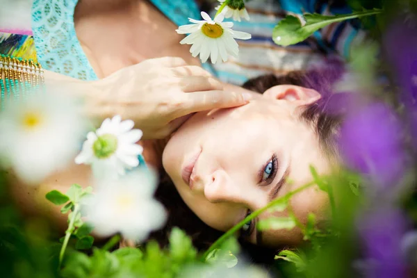 Mujer de belleza en el jardín de verano — Foto de Stock