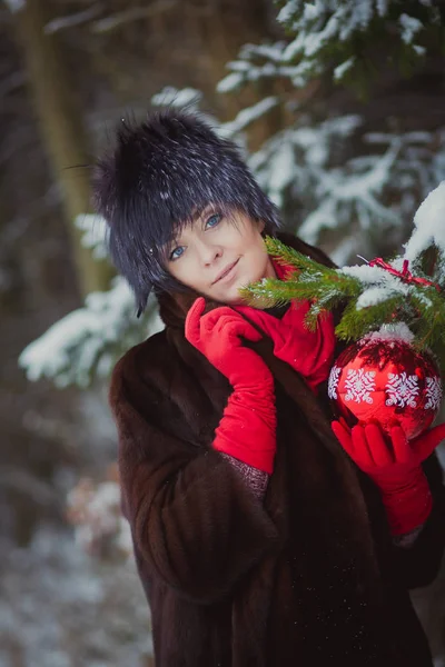 겨울 눈 숲에 뷰티 우먼 — 스톡 사진