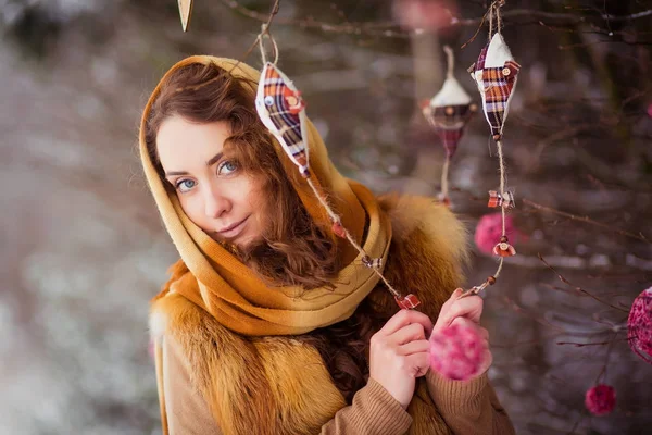 冬の雪の森で美容女性 — ストック写真