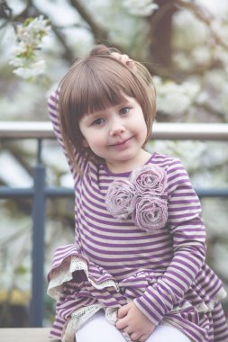 Bahar bahçesinde küçük bir kız 